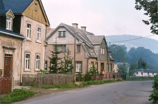 Ortsansicht in Königswalde mit Pöhlberg im Hintergrund