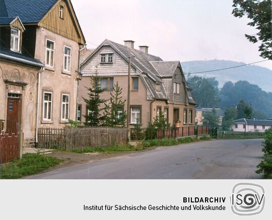 Ortsansicht in Königswalde mit Pöhlberg im Hintergrund