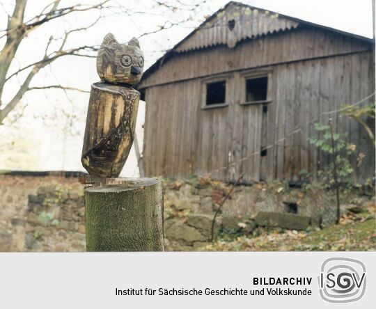 Schnitzarbeit an einer Zaunsäule am ehemaligen Rittergut in Seitschen