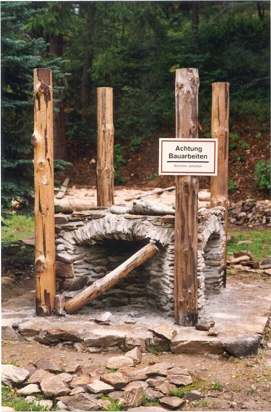 Musealer Wiederaufbau eines Schmelzofens im Hammergut in Schmalzgrube