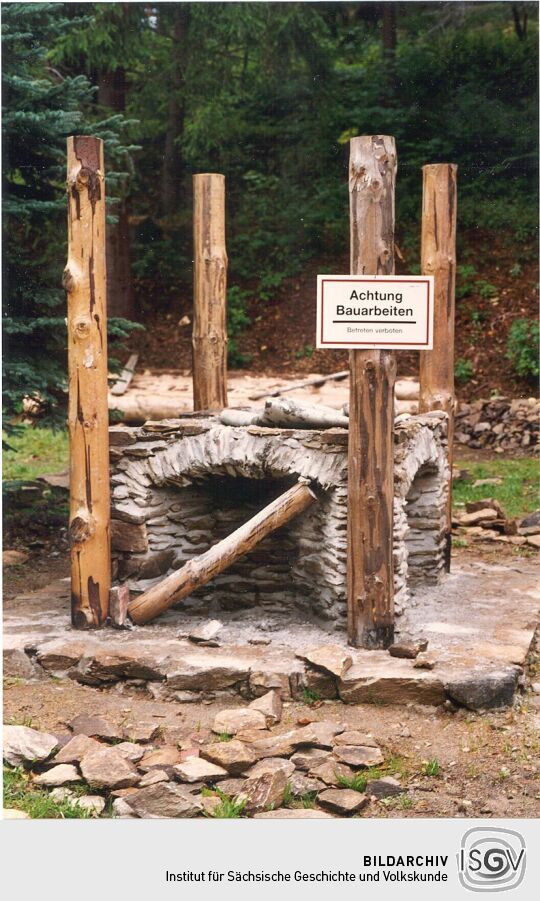 Musealer Wiederaufbau eines Schmelzofens im Hammergut in Schmalzgrube