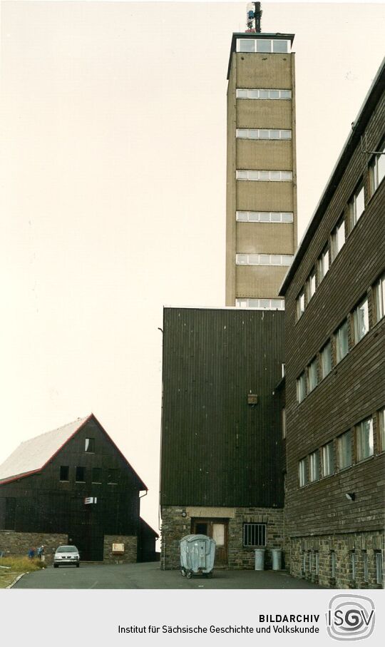 Hotel mit Aussichtsturm auf dem Fichtelberg