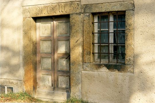 Alte Tür mit Inschrift in Wehrsdorf