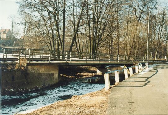 Gewässeransicht mit Brücke in Weigsdorf-Köblitz