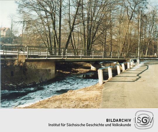 Gewässeransicht mit Brücke in Weigsdorf-Köblitz