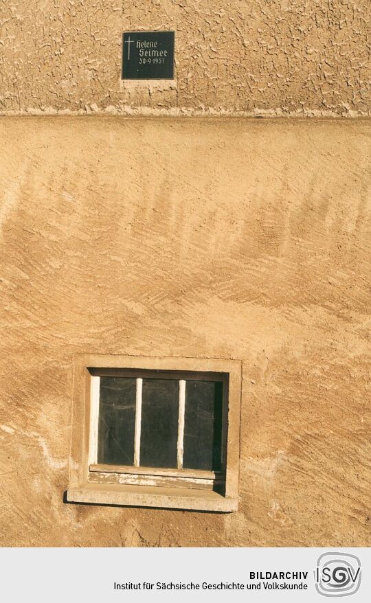 Gedenktafel für Helene Seimer am Cunewalder Pfarrhaus