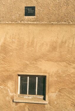 Bild: Gedenktafel für Helene Seimer am Cunewalder Pfarrhaus