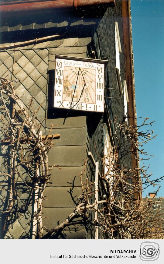 Umgebindehaus mit Sonnenuhr in Cunewalde