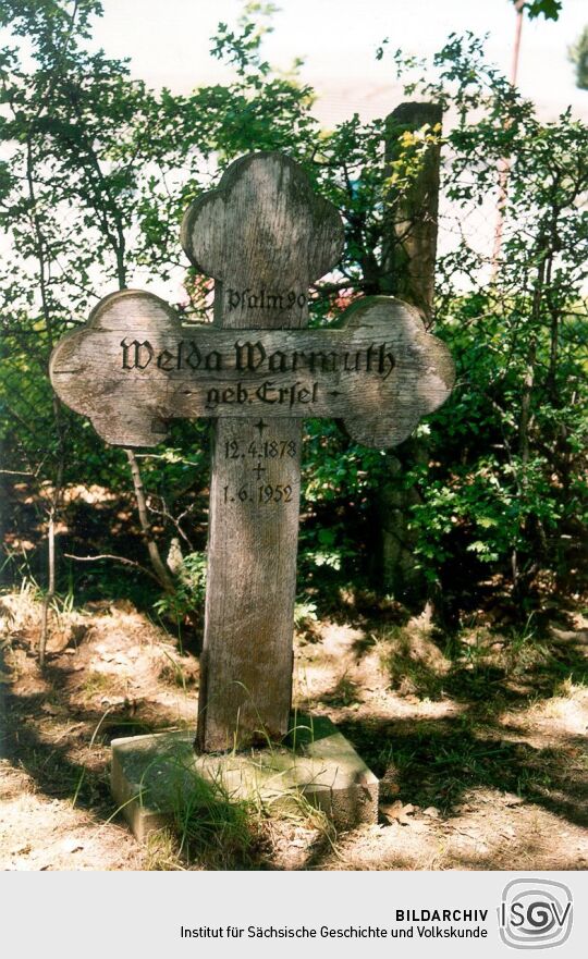 Holzkreuz auf einem Grab auf dem Friedhof von Königswartha