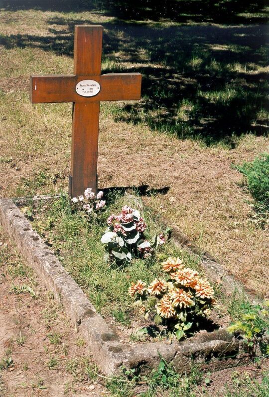 Holzkreuz auf einem Grab auf dem Friedhof von Königswartha