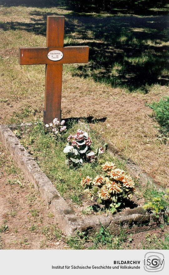 Holzkreuz auf einem Grab auf dem Friedhof von Königswartha