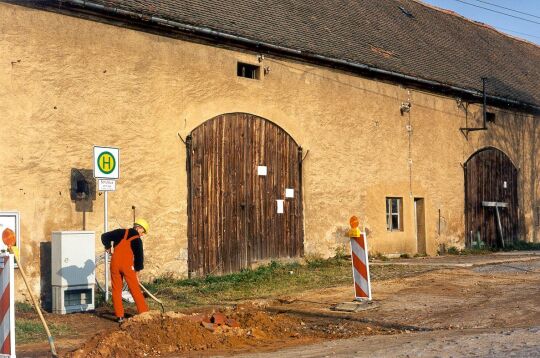 Verlegung von Kabeln an der Scheune des ehemaligen Rittergutes in Seitschen