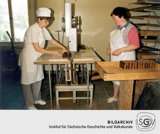 Sägen der Pfefferkuchen in der Pfefferküchlerei Zeiler in Pulsnitz