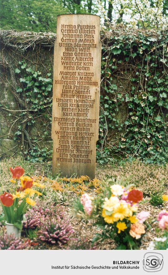 Grabsteine eines Gemeinschaftsgrabes auf dem Friedhof in Radeberg
