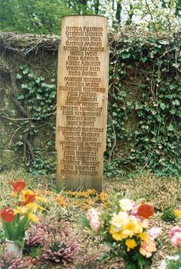 Bild: Grabsteine eines Gemeinschaftsgrabes auf dem Friedhof in Radeberg