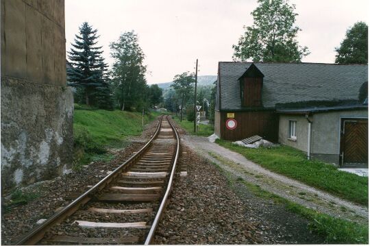 Ehemaliger Bauernhof an der Eisenbahnlinie in Walthersdorf