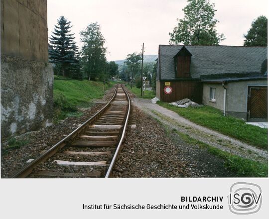 Ehemaliger Bauernhof an der Eisenbahnlinie in Walthersdorf