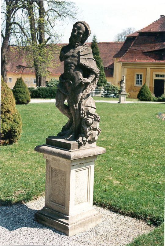 Statue im Park des Rammenauer Schlosses