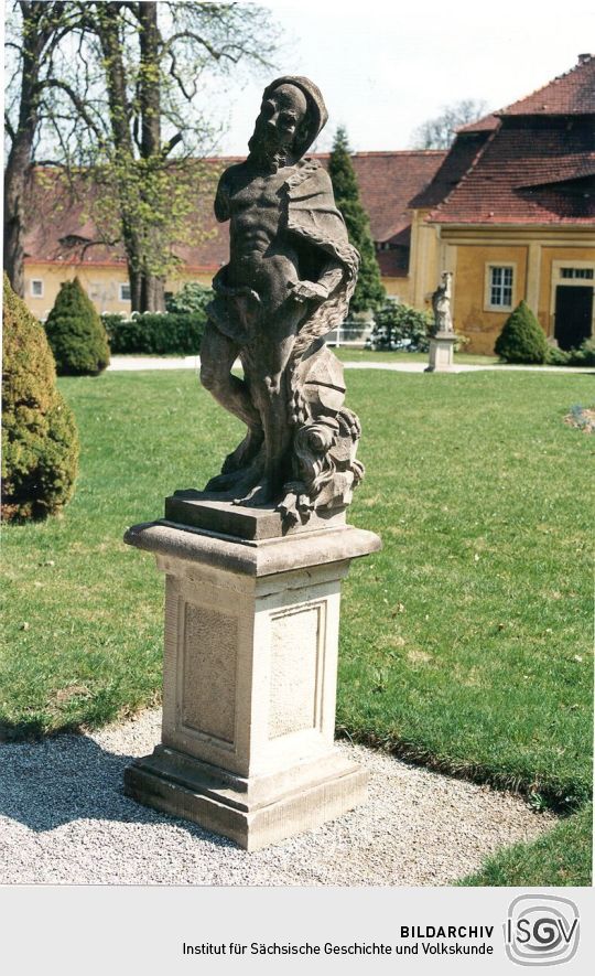 Statue im Park des Rammenauer Schlosses