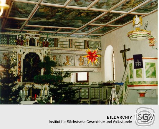 Weihnachtlich geschmückte Kirche in Schellerhau