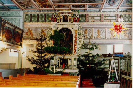 Weihnachtlich geschmückte Kirche in Schellerhau