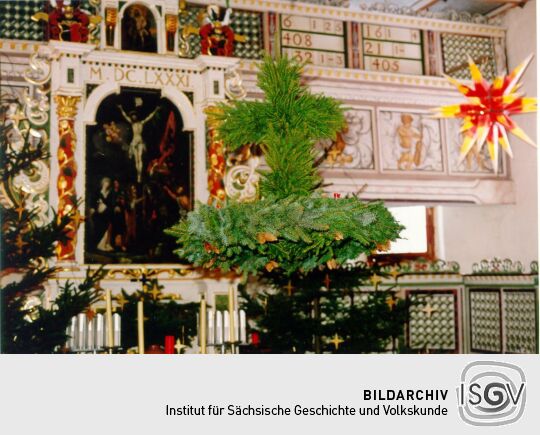 Weihnachtlich geschmückte Kirche in Schellerhau