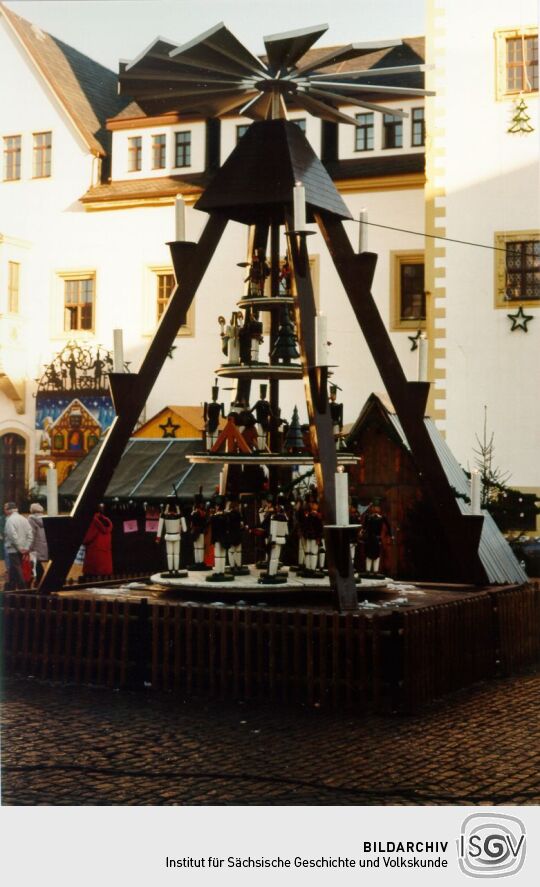 Weihnachtspyramide auf dem Obermarkt in Freiberg