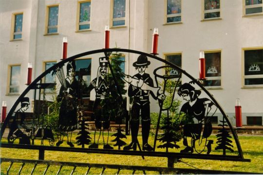 Schwibbogen vor der Schule in Großhartmannsdorf