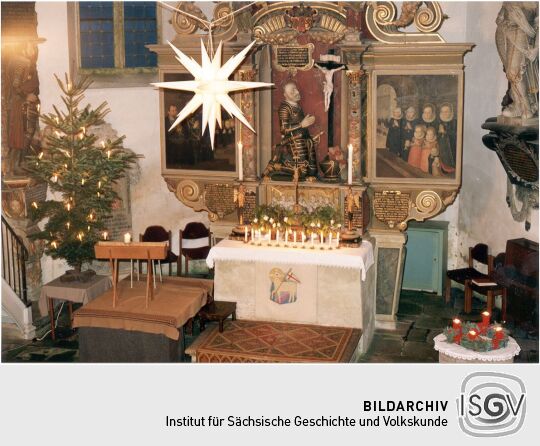 Weihnachtlich geschmückter Altar der Seifersdorfer Kirche