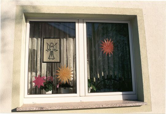 Weihnachtlich geschmücktes Fenster in Radeberg