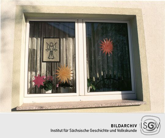 Weihnachtlich geschmücktes Fenster in Radeberg