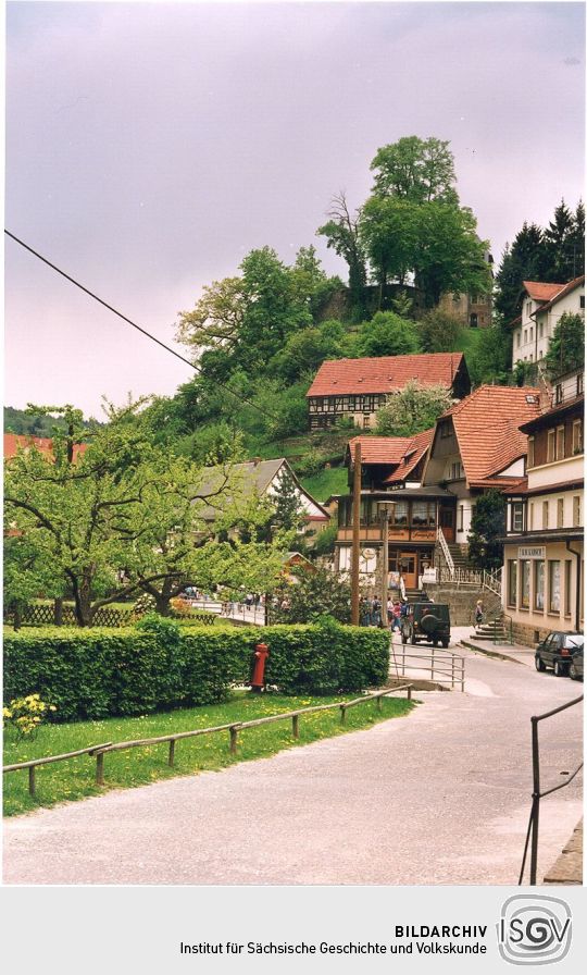 Straße in Rathen mit Blick zur Burg