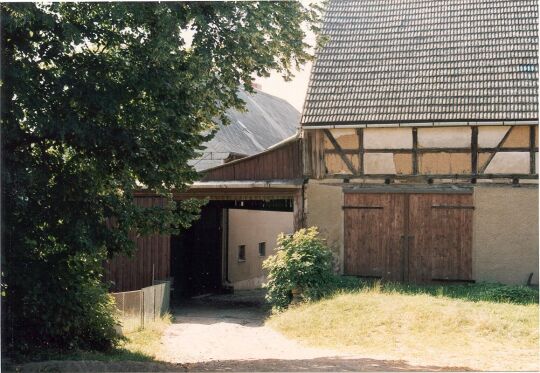 Hofeinfahrt eines Vierseitenhofes in Ottendorf