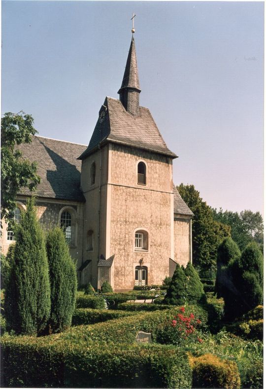 Kirche und Friedhof in St. Egidien