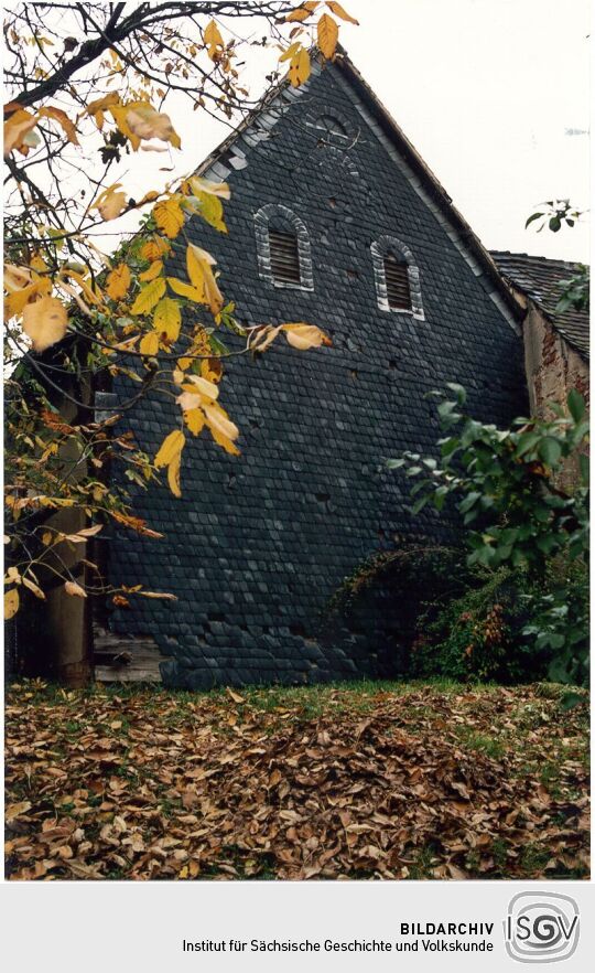 Verschieferter Giebel eines Bauernhofes in Langenreinsdorf