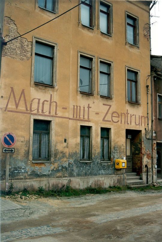 Wohnhaus mit Schriftzug in Werdau