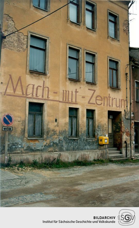 Wohnhaus mit Schriftzug in Werdau