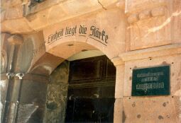 Bild: Eingang mit Spruch u. Gedenktafel zu Kühns-Gaststätte in Limbach-Oberfroh