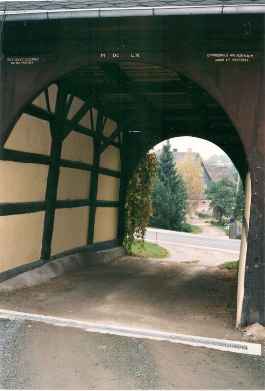 Hofeinfahrt eines ehemaligen Bauernhofes in Langenreinsdorf