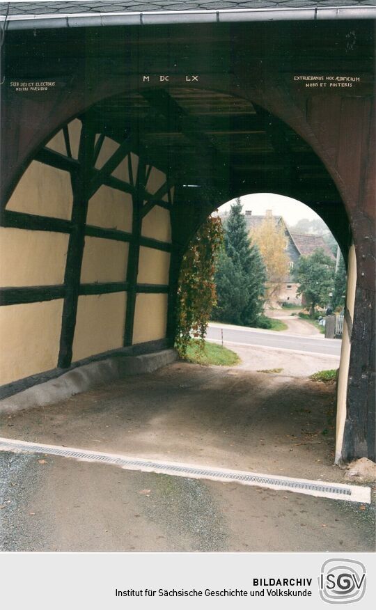 Hofeinfahrt eines ehemaligen Bauernhofes in Langenreinsdorf