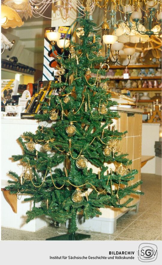 Weihnachtsbaum in einem Pulsnitzer Elektrogeschäft