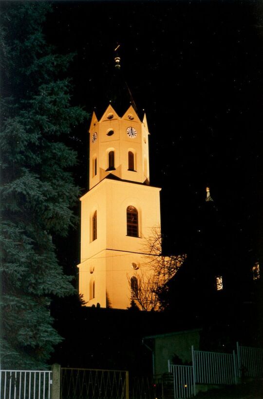 Angestrahlter Kirchturm in Lichtenberg