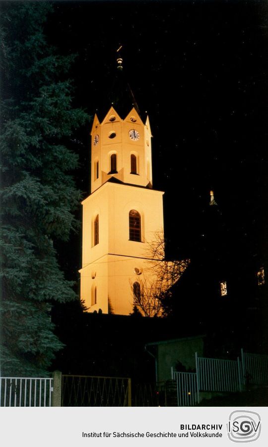 Angestrahlter Kirchturm in Lichtenberg