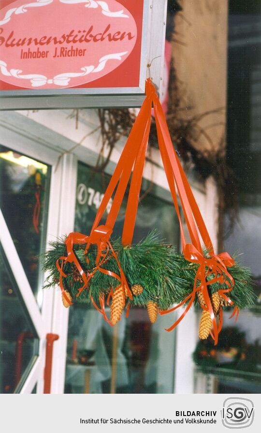 Adventskranz an einem Sohlander Blumengeschäft