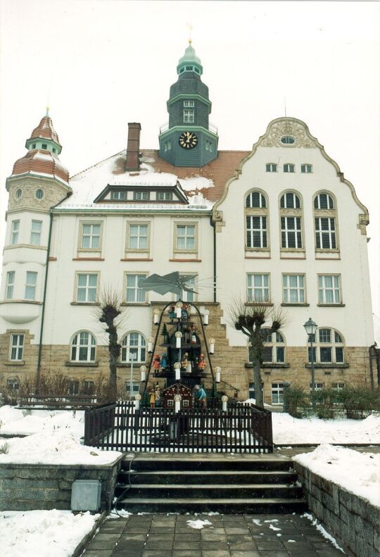 Pyramide vor dem Großröhrsdorfer Rathaus