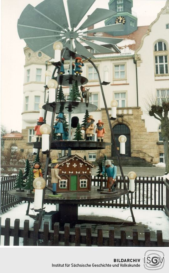 Pyramide vor dem Großröhrsdorfer Rathaus