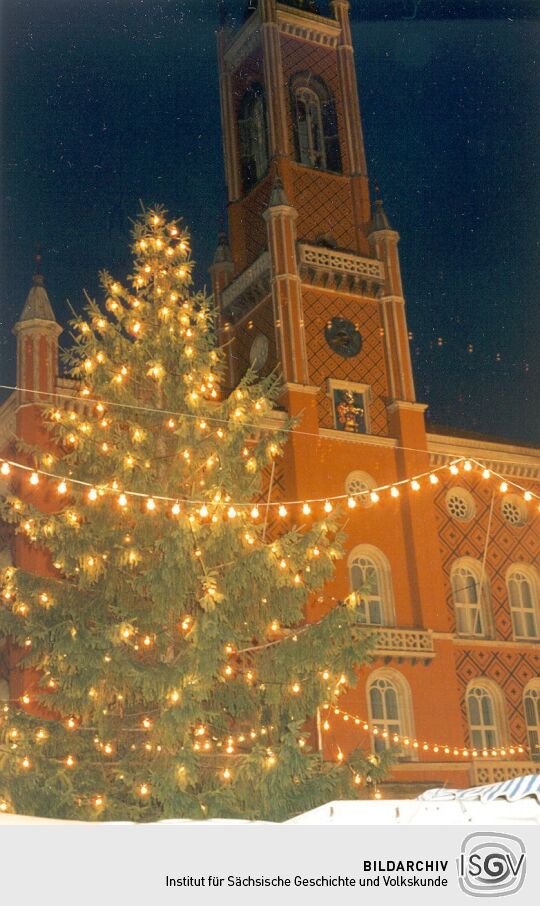 Weihnachtsbaum vor dem Kamenzer Rathaus