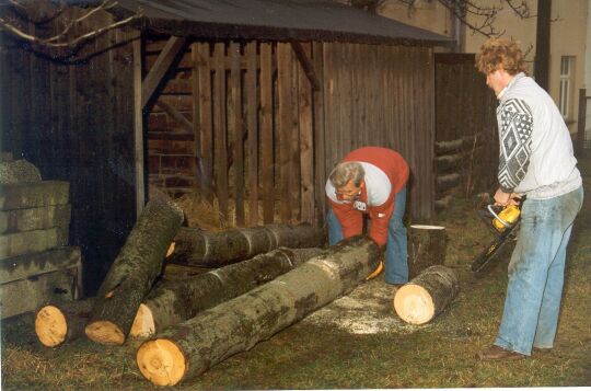 Ein Dresdner Korbmacher (rechts) beim Zuschneiden des Holzes in Ohorn