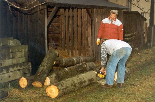 Ein Dresdner Korbmacher beim Zuschneiden des Holzes in Ohorn