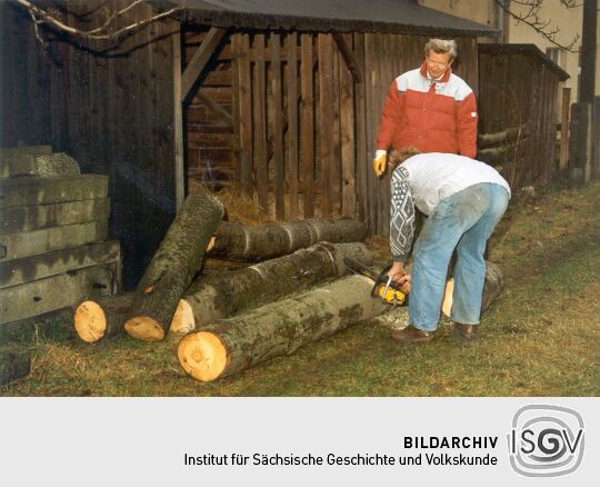 Ein Dresdner Korbmacher beim Zuschneiden des Holzes in Ohorn